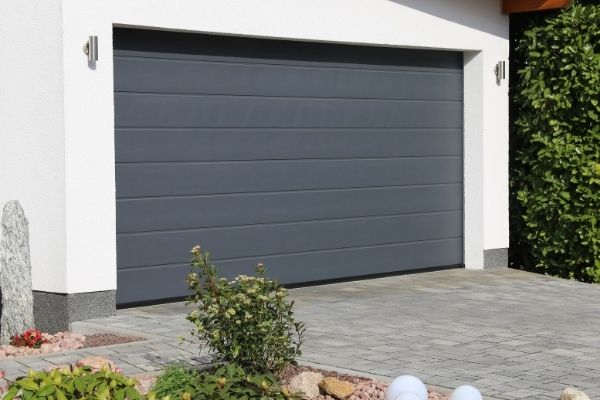 La porte de garage sectionnelle : la valeur sûre pour votre maison